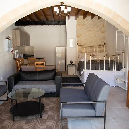 Cleo'S Inn Лофу Екстер'єр фото