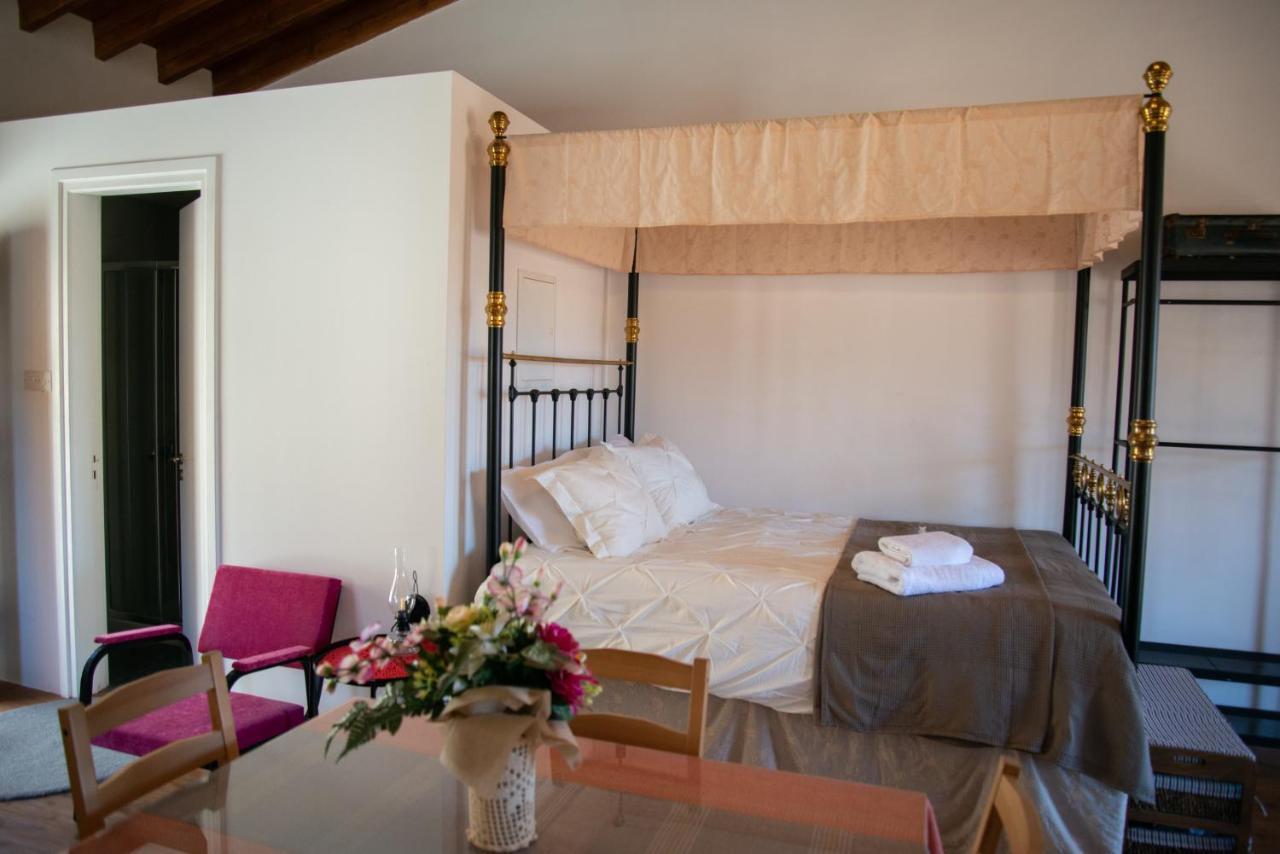 Cleo'S Inn Лофу Екстер'єр фото